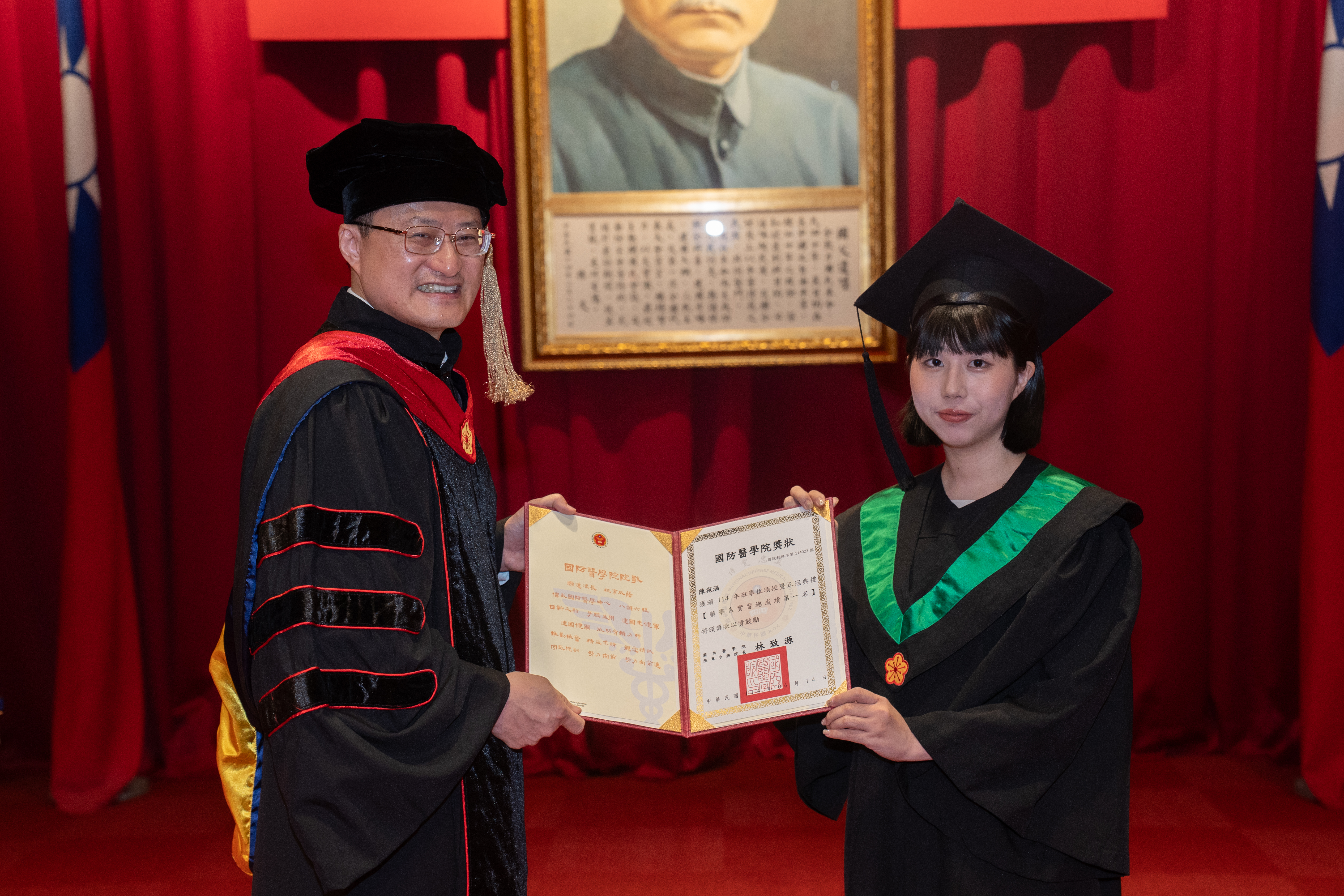 畢業績優學生頒獎_藥學系實習成績第一名_陳宛涵