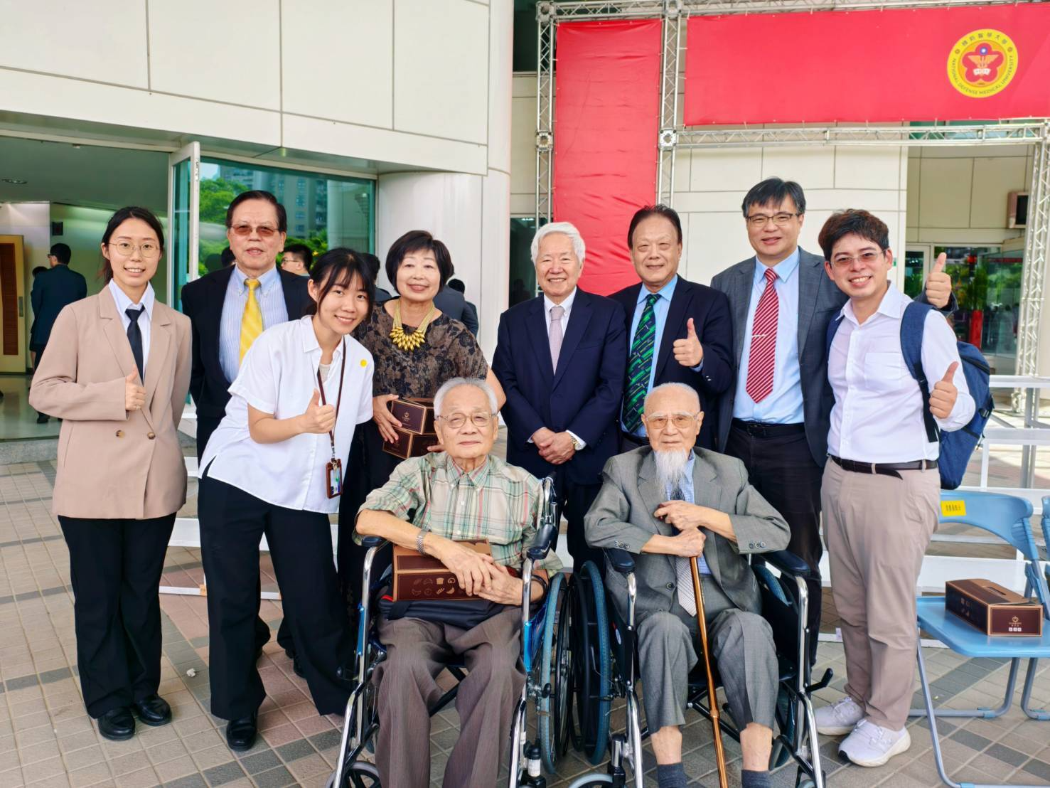 國防醫改大學揭牌典禮與藥學系後進合照