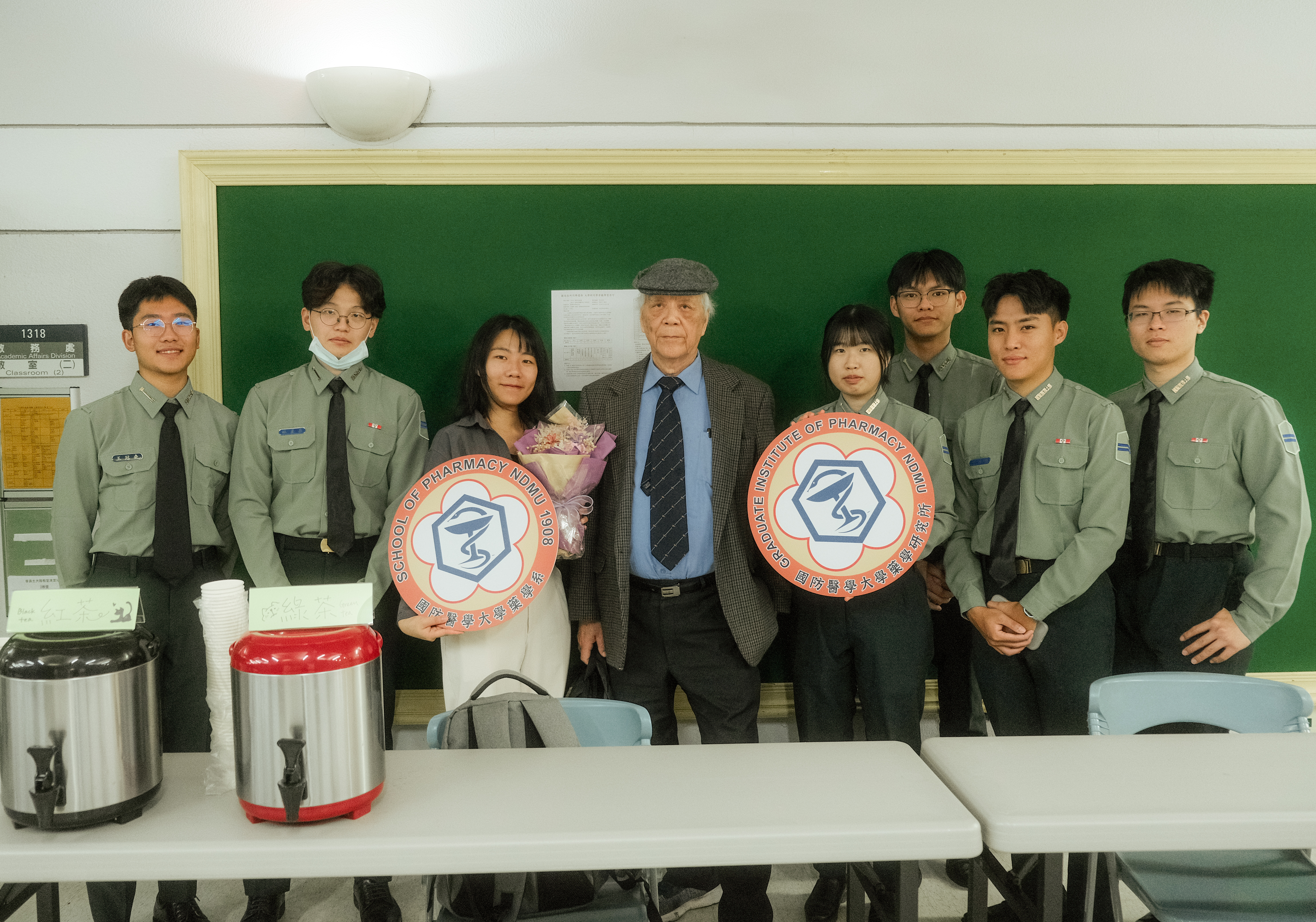 新生代學子與大學長合照1