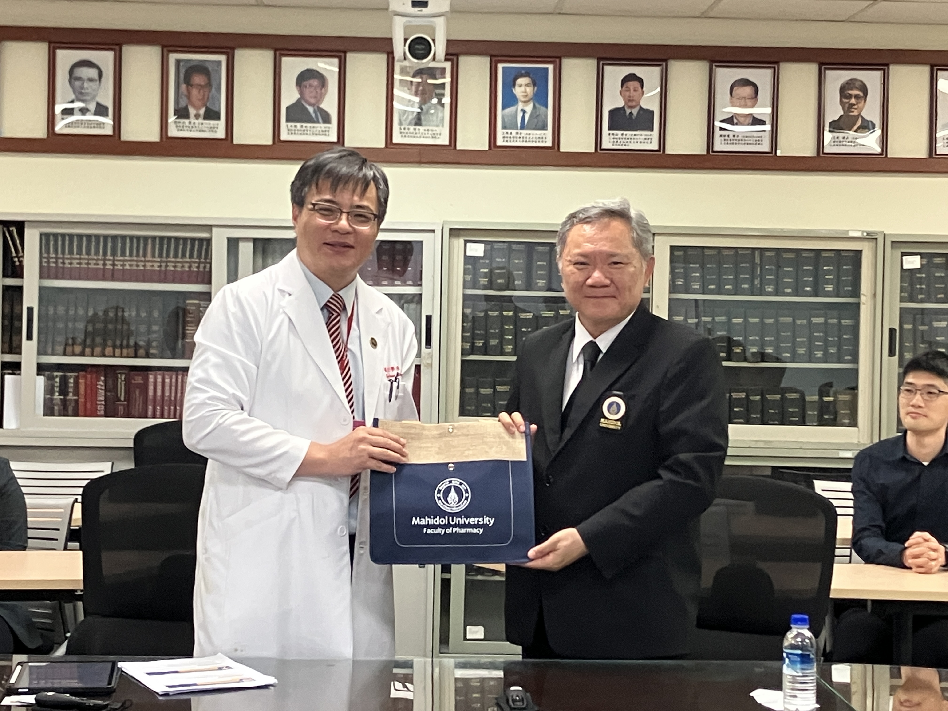 Dean Nathisuwan presents return gift