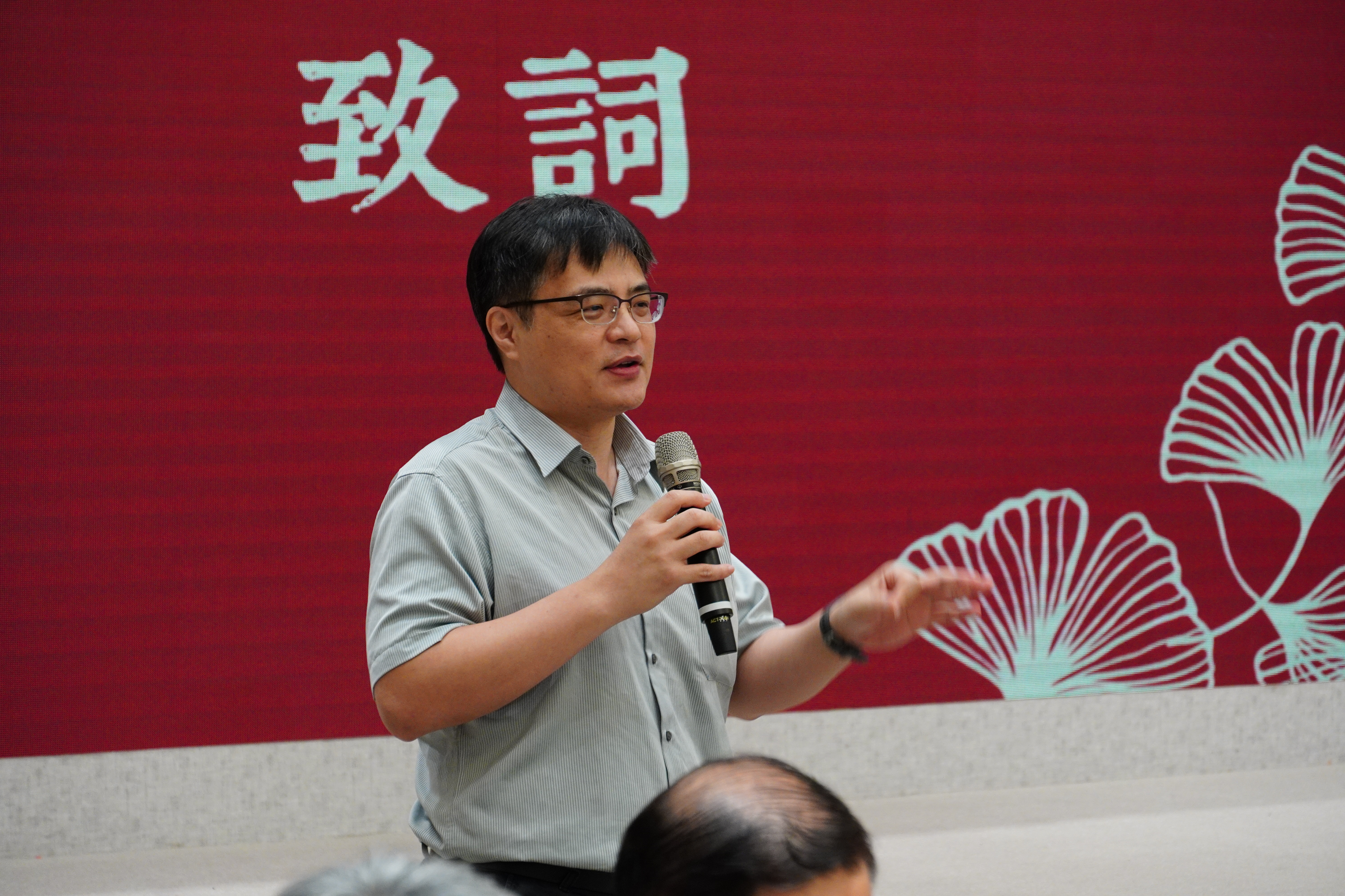 王鴻展系主任致詞祝福